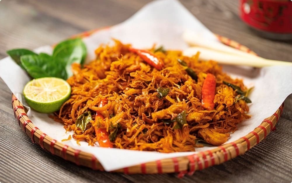Cách làm khô gà lá chanh giòn thơm, nhâm nhi cực “cuốn”