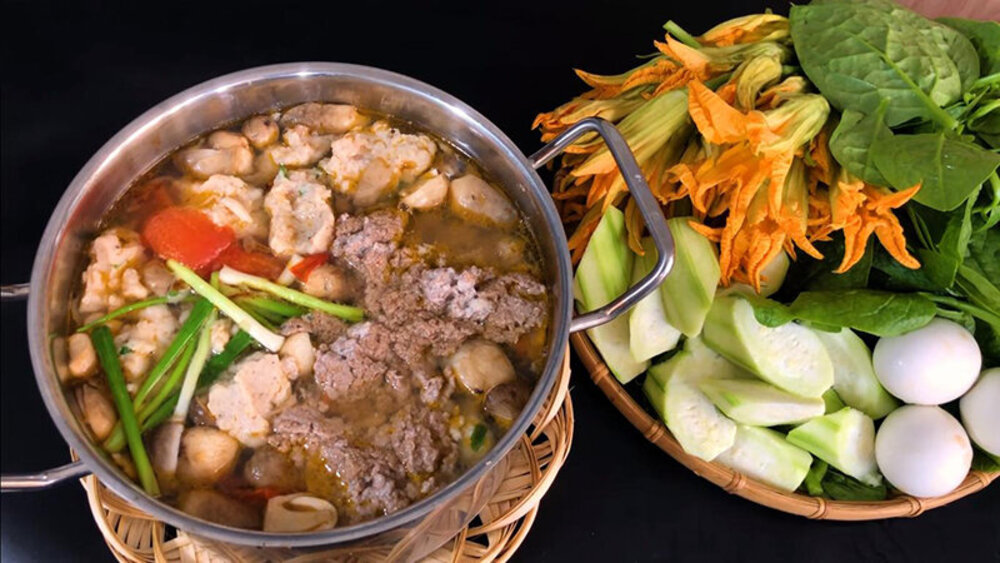 Lẩu cua đồng là một trong những món ăn dân dã được yêu thích