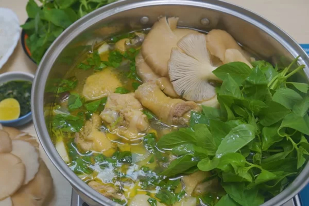 Lẩu gà lá é có hương vị thanh mát và thơm ngon