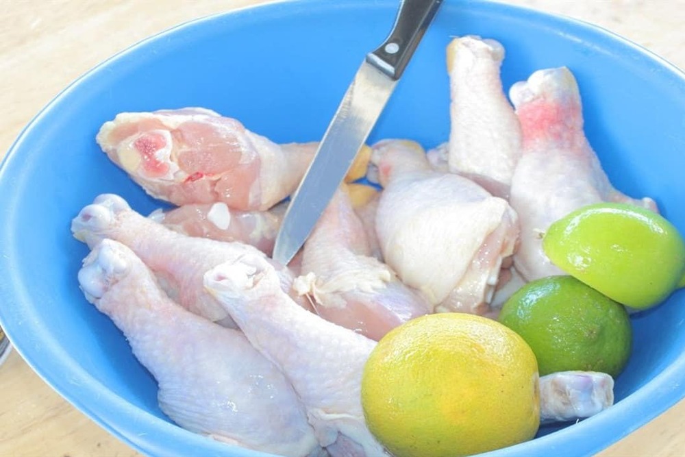 Dùng muối và chanh là cách dễ nhất để khử mùi hôi ở thịt gà
