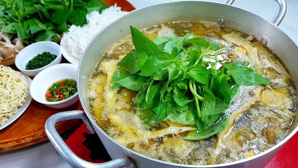 Thịt gà cần được hầm trong 20 phút để chín mềm và ngọt nước