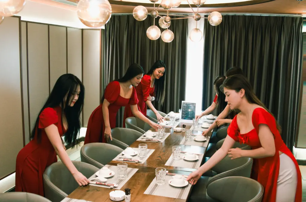 Đội ngũ nhân viên Nhà hàng Sơn Thủy