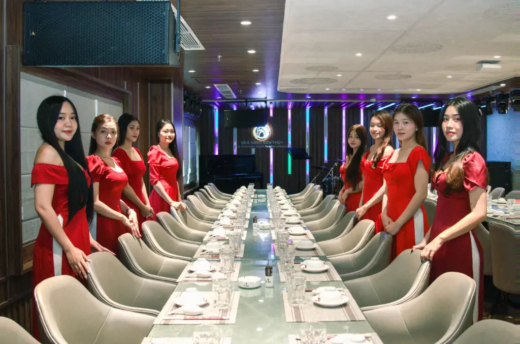 Đội ngũ nhân viên Nhà hàng Sơn Thủy