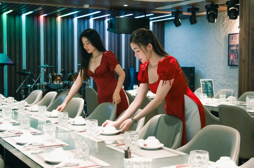 Đội ngũ nhân viên Nhà hàng Sơn Thủy