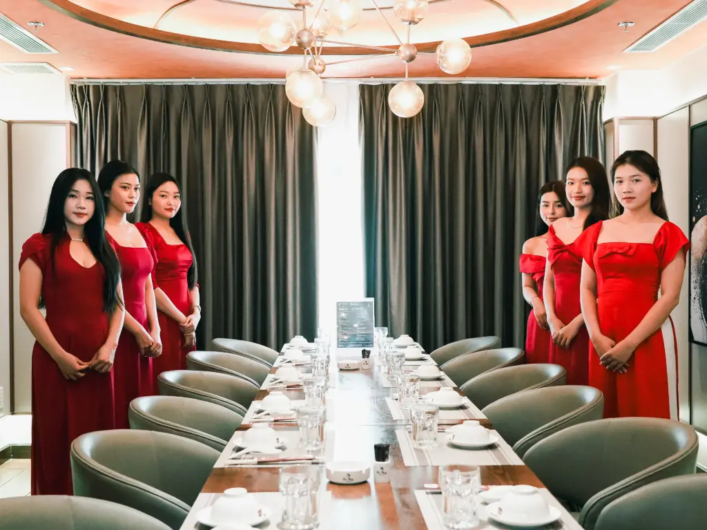 Đội ngũ nhân viên Nhà hàng Sơn Thủy