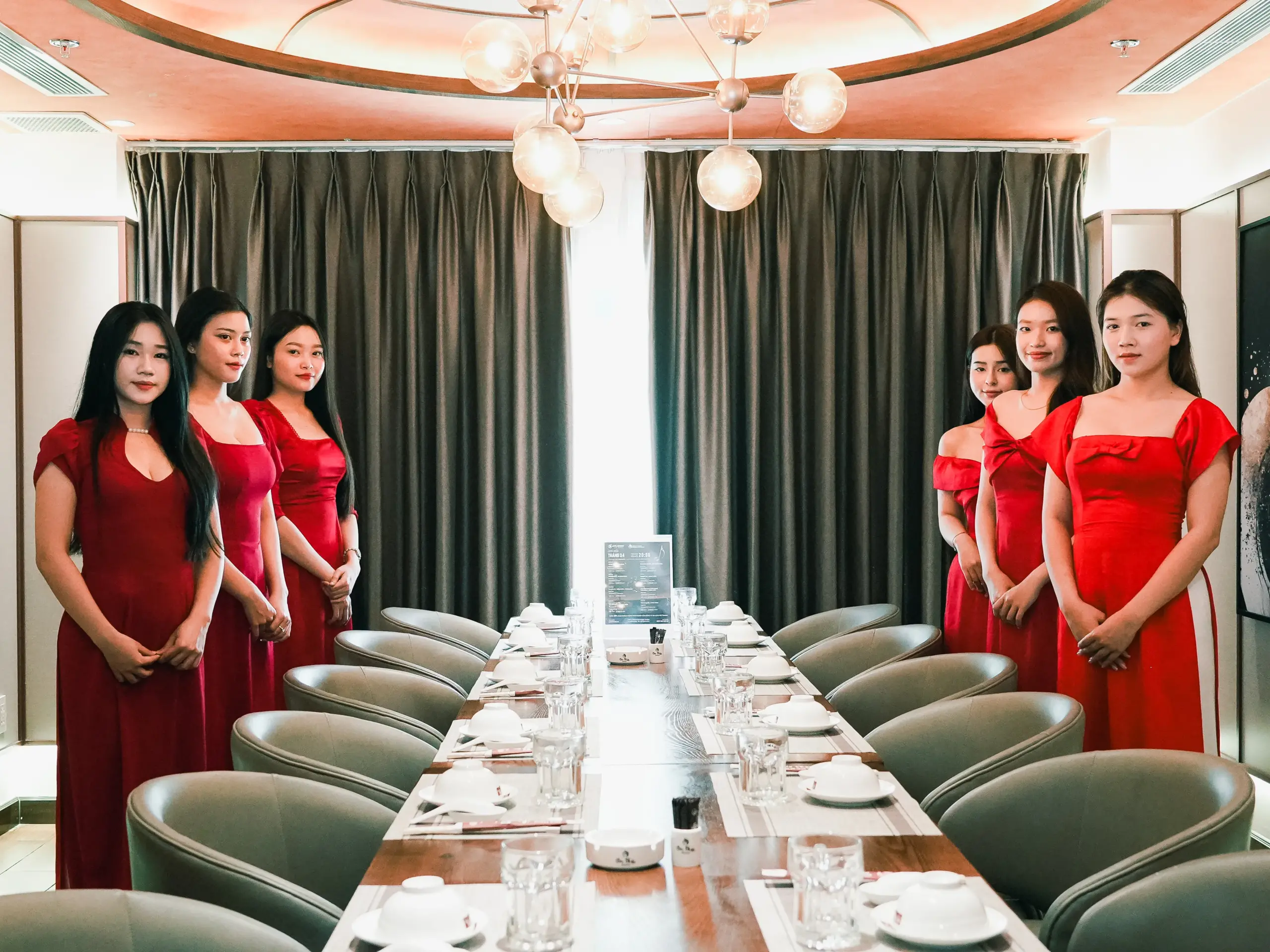 Đội ngũ tiếp tân Nhà hàng Sơn Thủy đón khách